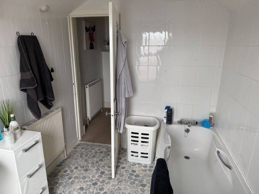 Lot: 158 - TWO-BEDROOM END-TERRACE HOUSE FOR INVESTMENT - Bathroom with white suite and tiled walls
